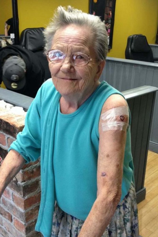 Фотография: Пропавшая 79-летняя старушка нашлась в тату-салоне, где набила свою первую в жизни татуировку! №2 - BigPicture.ru