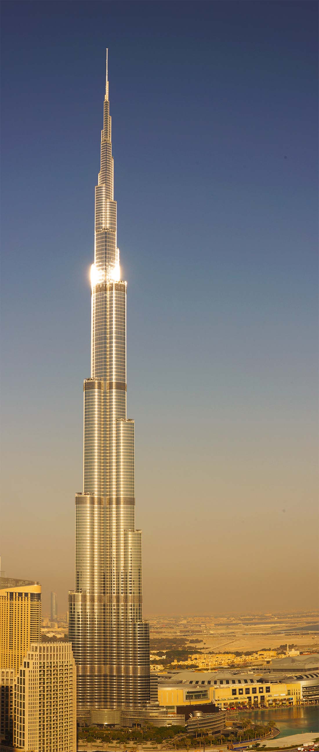 Бурдж халифа какие этажи. Бурдж-Халифа Дубай 148 этаж. Дубай Бурдж Халифа смотровая площадка 124 этаж. Бурдж Халифа смотровая площадка на 148 этаже. Смотровая площадка Бурдж Халифа Дубай 148 этаж.