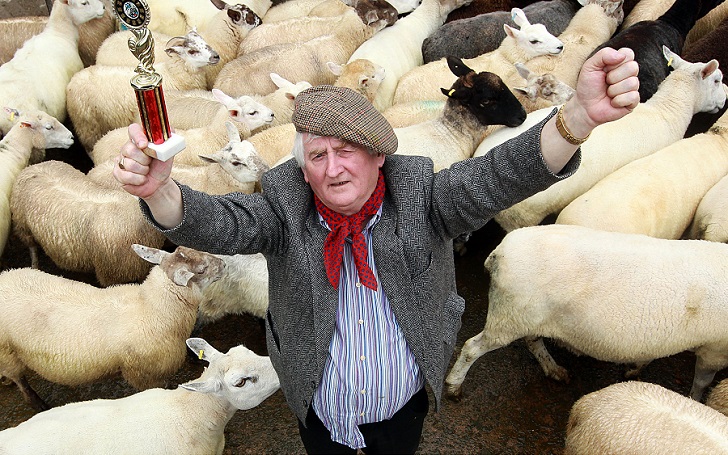 Фотография: Первые в мире соревнования по плеванию овечьим навозом №11 - BigPicture.ru