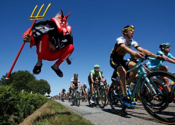 17 необъяснимых фото поклонников Tour de France. Этих перцев надо видеть!