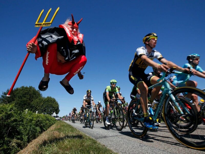 Фотография: 17 необъяснимых фото поклонников Tour de France. Этих перцев надо видеть! №1 - BigPicture.ru