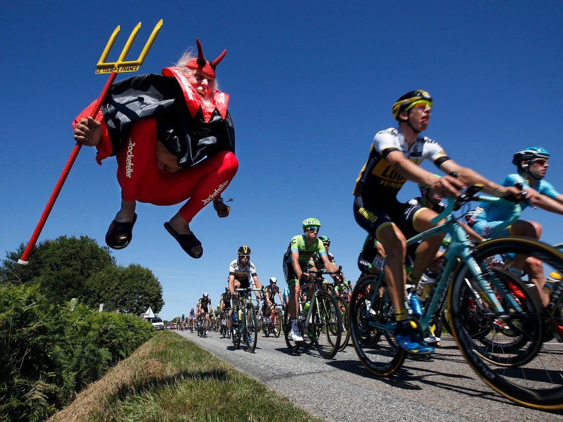 Фотография: 17 необъяснимых фото поклонников Tour de France. Этих перцев надо видеть! №2 - BigPicture.ru