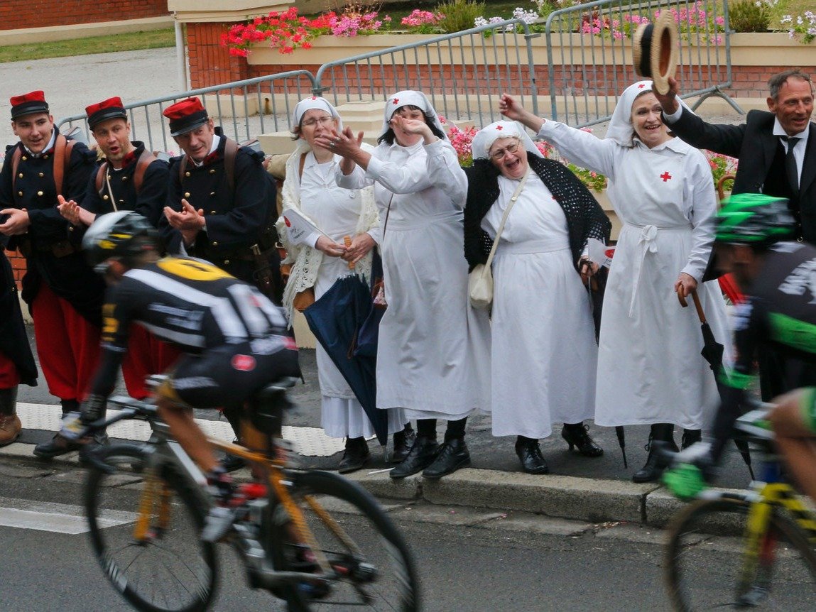 Фотография: 17 необъяснимых фото поклонников Tour de France. Этих перцев надо видеть! №16 - BigPicture.ru