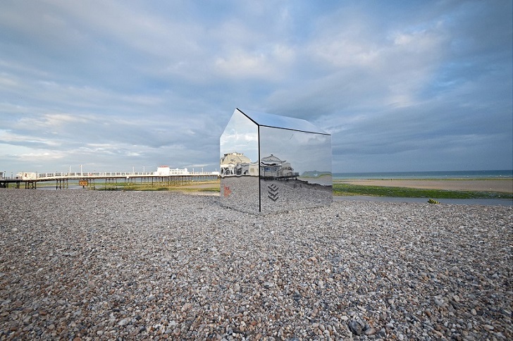 Фотография: Зеркальная хижина на пляже №2 - BigPicture.ru