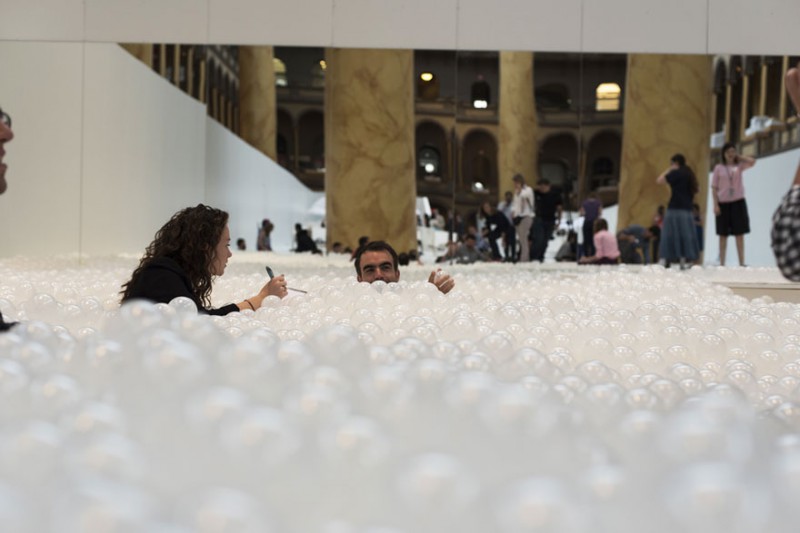 Фотография: Миллион белых пузырей в музее Вашингтона. Вот это настоящий кайф! №1 - BigPicture.ru