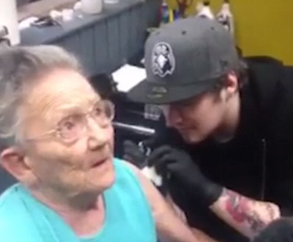 Фотография: Пропавшая 79-летняя старушка нашлась в тату-салоне, где набила свою первую в жизни татуировку! №4 - BigPicture.ru