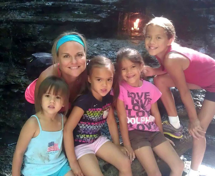 Фотография: Американка удочерила четырех дочерей своей подруги, когда та умерла от рака мозга №2 - BigPicture.ru