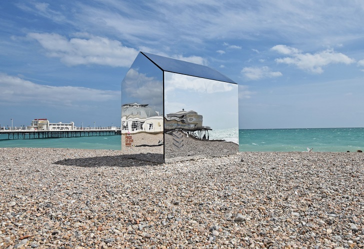 Фотография: Зеркальная хижина на пляже №3 - BigPicture.ru