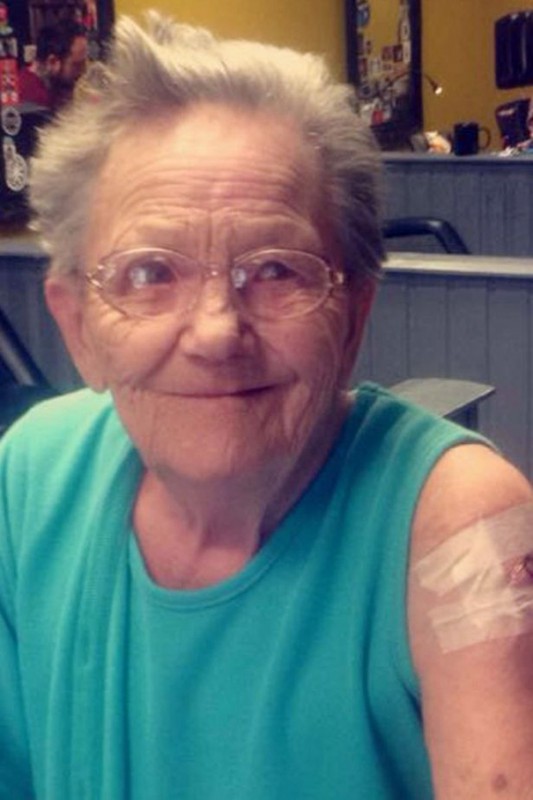 Фотография: Пропавшая 79-летняя старушка нашлась в тату-салоне, где набила свою первую в жизни татуировку! №5 - BigPicture.ru