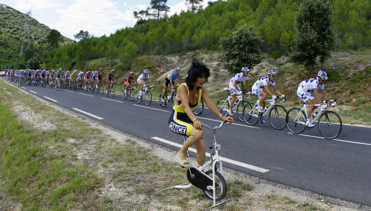 Фотография: 17 необъяснимых фото поклонников Tour de France. Этих перцев надо видеть! №4 - BigPicture.ru