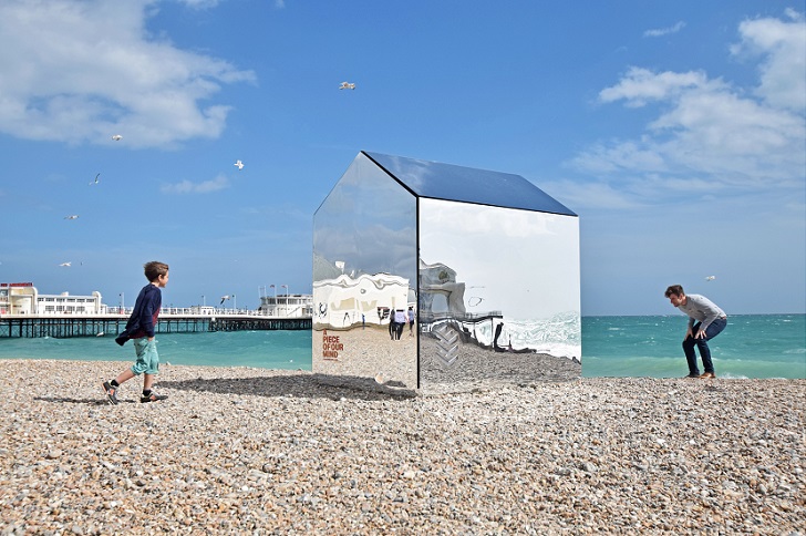 Фотография: Зеркальная хижина на пляже №4 - BigPicture.ru