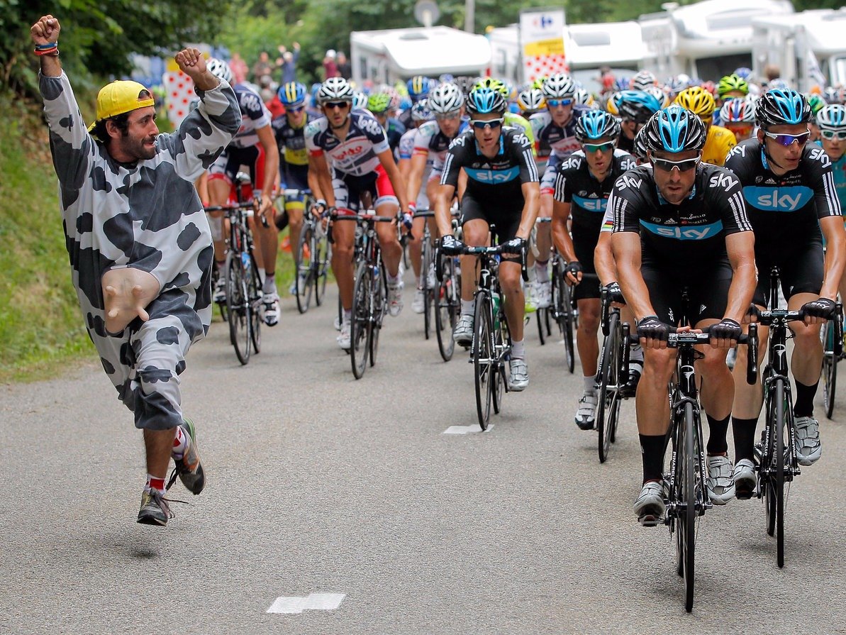 Фотография: 17 необъяснимых фото поклонников Tour de France. Этих перцев надо видеть! №7 - BigPicture.ru