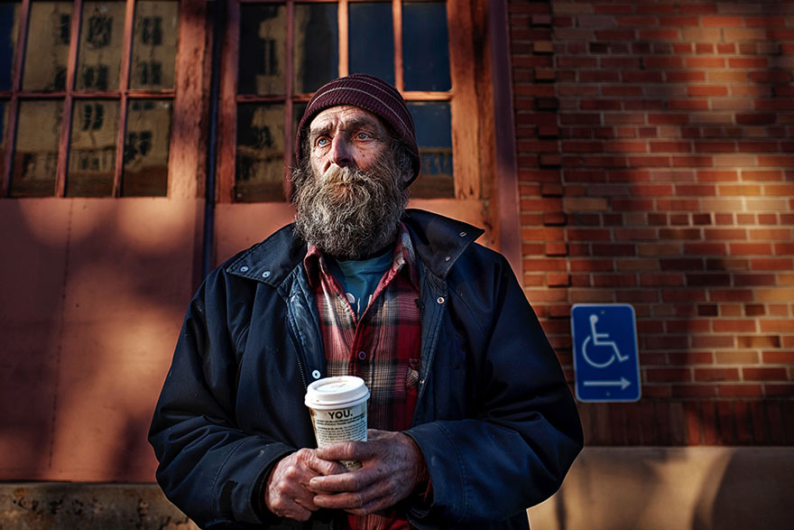 Фотография: Фотограф показывает бездомных в новом свете и напоминает нам, что они тоже люди №10 - BigPicture.ru