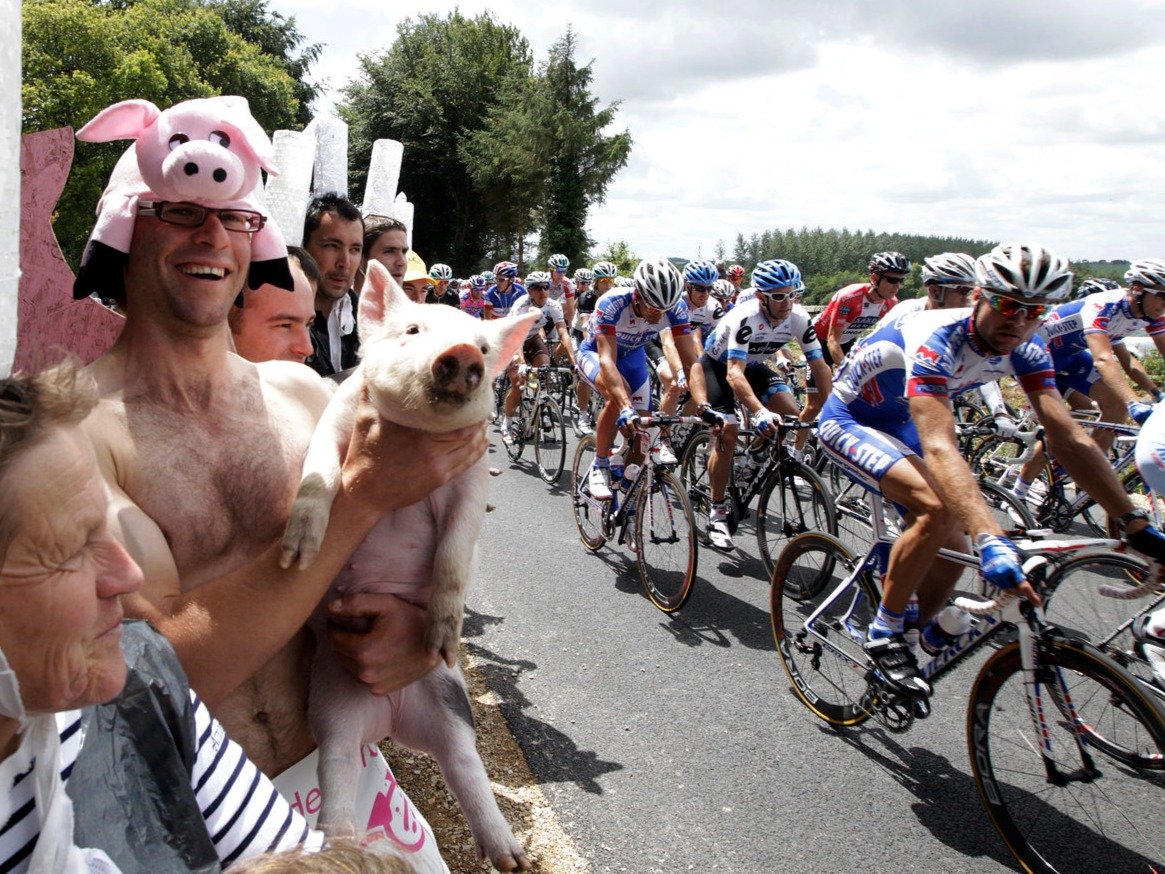 Фотография: 17 необъяснимых фото поклонников Tour de France. Этих перцев надо видеть! №10 - BigPicture.ru