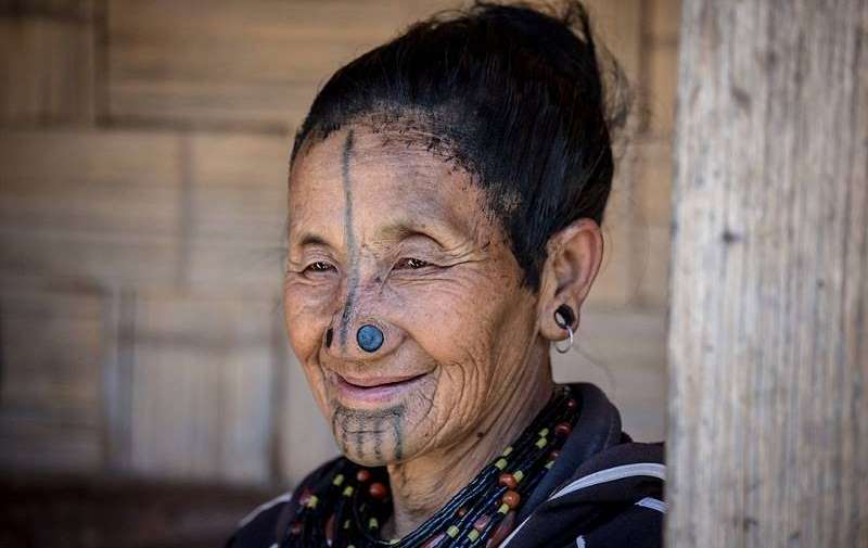 Фотография: Удивительные обычаи индийского племени, где женщины должны носить пробки в ноздрях №10 - BigPicture.ru
