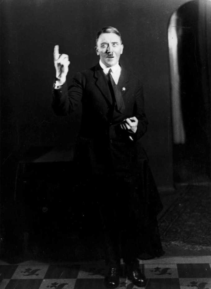Фотография: Фотографии репетиций Гитлера, которые должны были быть уничтожены №8 - BigPicture.ru