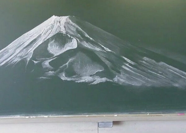 Японские школьники создают невероятной красоты рисунки на школьных досках