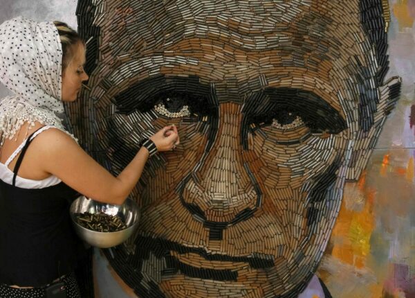 Украинская художница делает портрет Путина из патронов