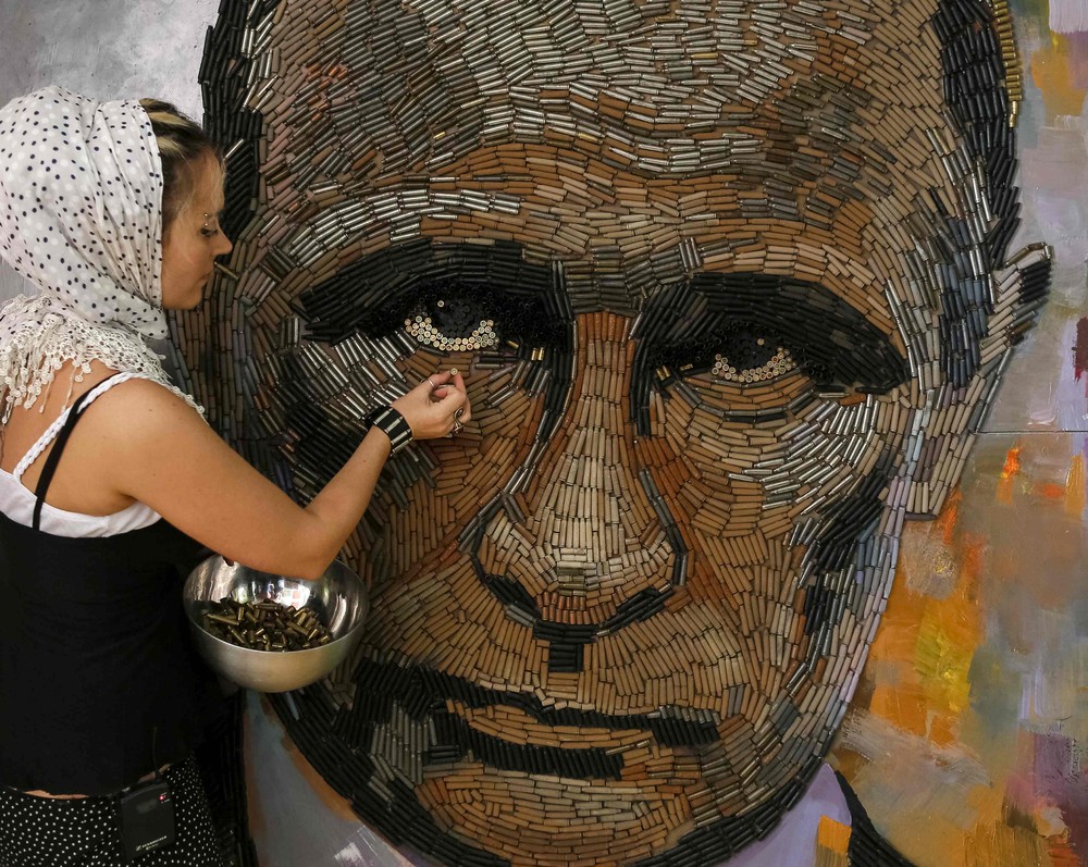 Фотография: Украинская художница делает портрет Путина из патронов №8 - BigPicture.ru