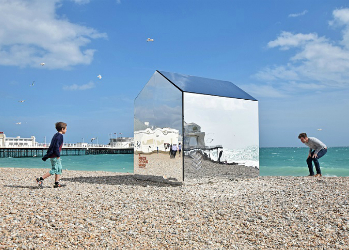 Зеркальная хижина на пляже