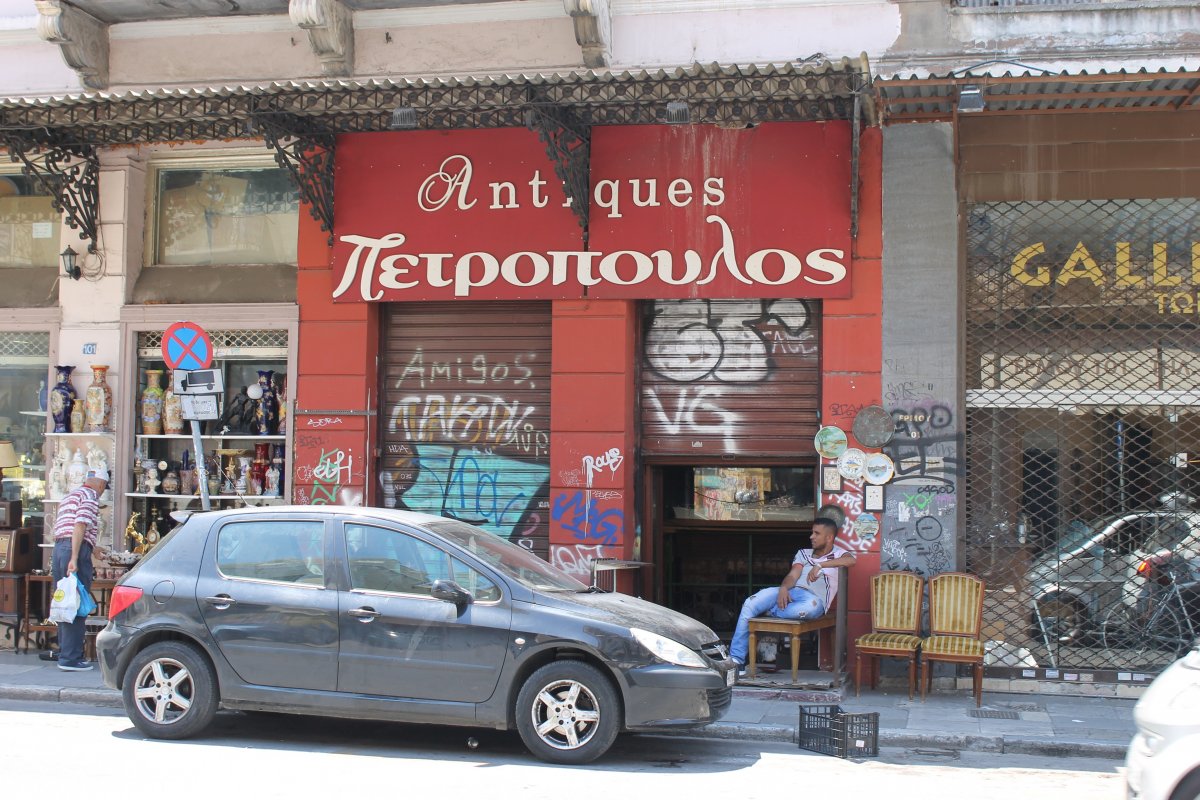 Фотография: Как сегодня выглядит Эрму, когда-то самая фешенебельная улица в Греции №3 - BigPicture.ru
