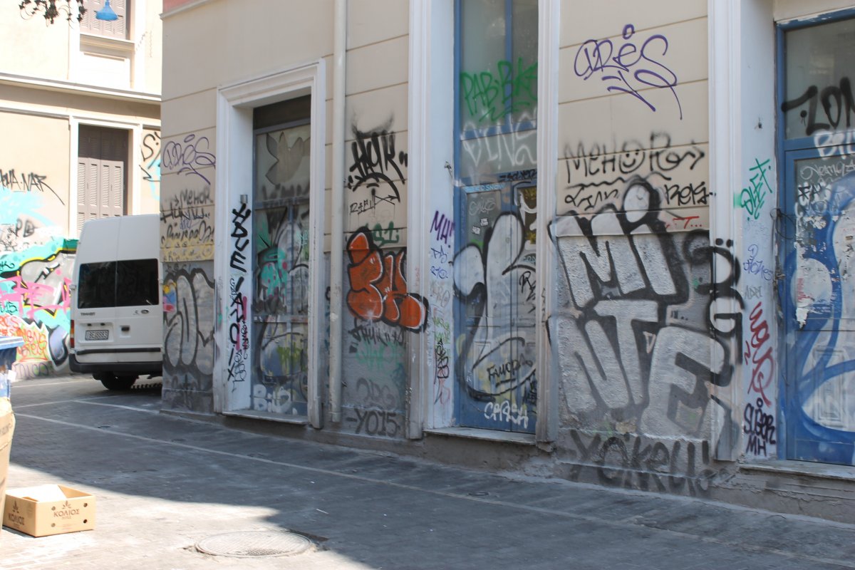 Фотография: Как сегодня выглядит Эрму, когда-то самая фешенебельная улица в Греции №7 - BigPicture.ru