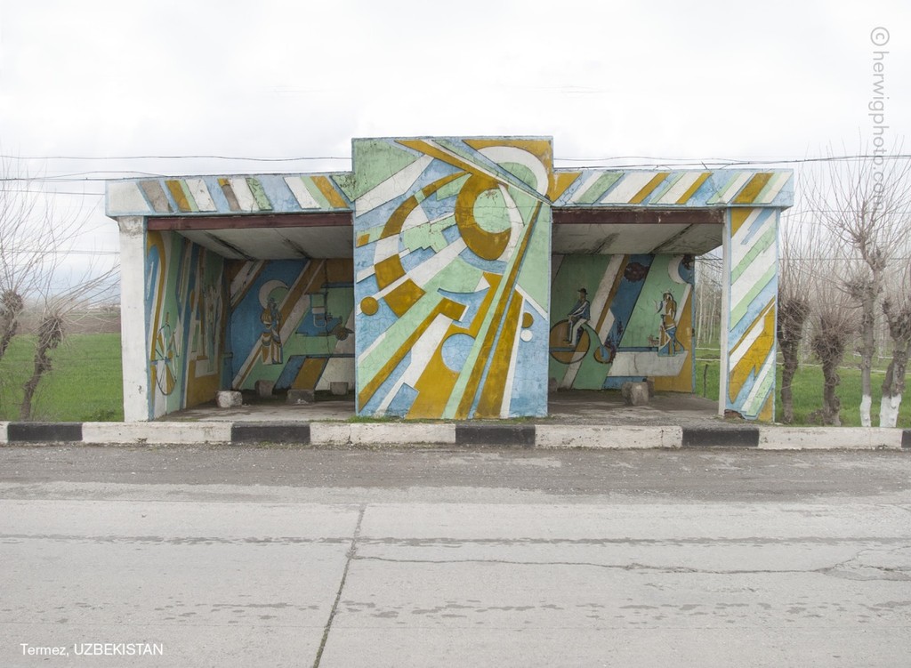 Фотография: Такие разные советские автобусные остановки на фотографиях Кристофера Хервига №7 - BigPicture.ru