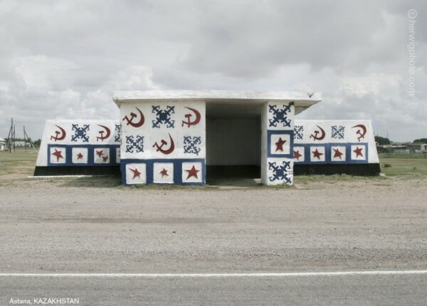 Такие разные советские автобусные остановки на фотографиях Кристофера Хервига