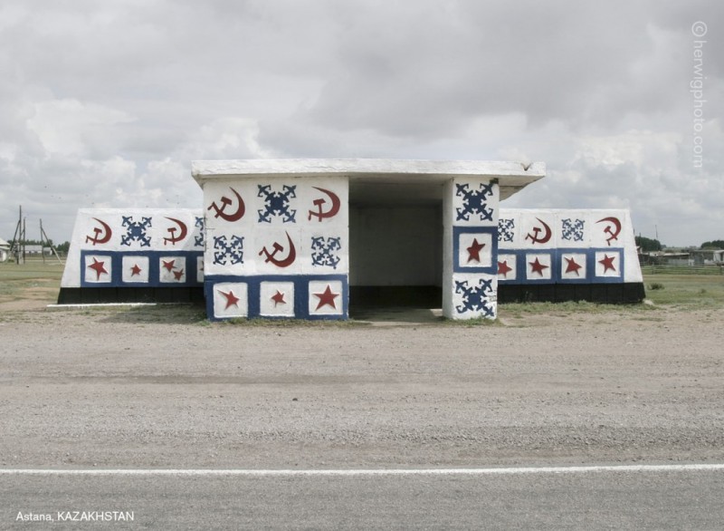 Фотография: Такие разные советские автобусные остановки на фотографиях Кристофера Хервига №1 - BigPicture.ru