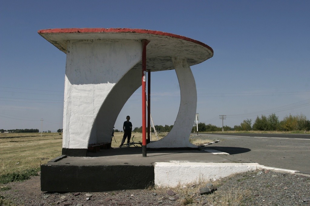 Фотография: Такие разные советские автобусные остановки на фотографиях Кристофера Хервига №48 - BigPicture.ru