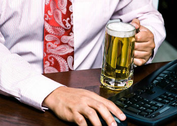 10 рабочих мест, где можно и нужно употреблять алкоголь
