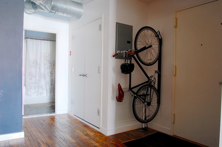 Фотография: Спорт и жизнь: где парковать велосипед в маленькой квартире №4 - BigPicture.ru