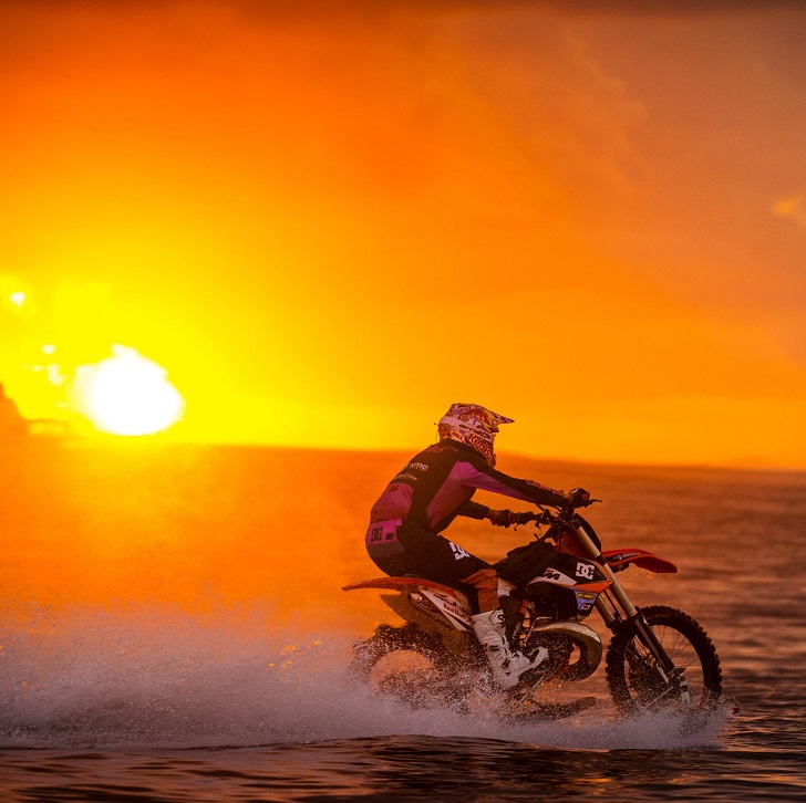 Фотография: Легендарный серфинг: Робби Мэддисон оседлал волну на мотоцикле №18 - BigPicture.ru
