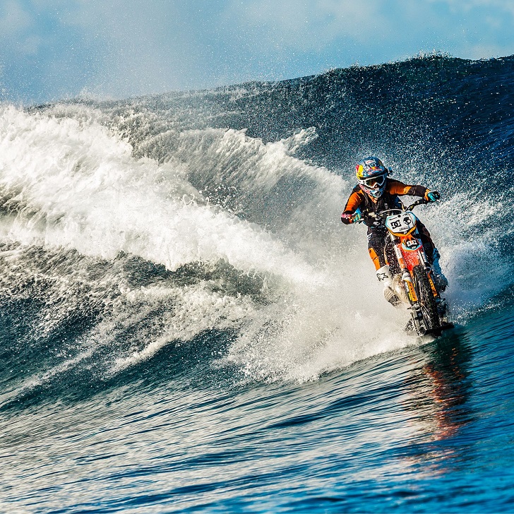Фотография: Легендарный серфинг: Робби Мэддисон оседлал волну на мотоцикле №2 - BigPicture.ru