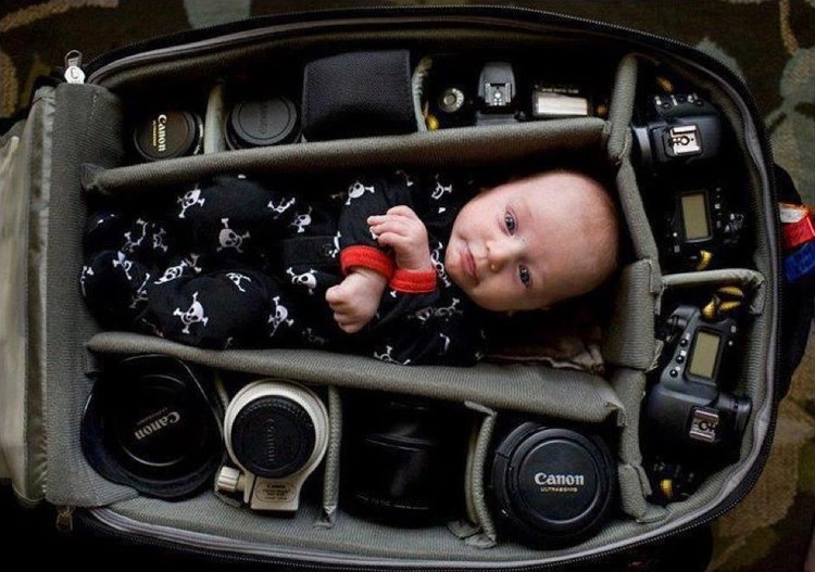 Фотография: Фотографы снимают своих крошек детей в фотосумках №6 - BigPicture.ru