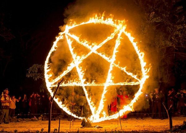 Запретные фото с леденящей сердце черной мессы сатанистов
