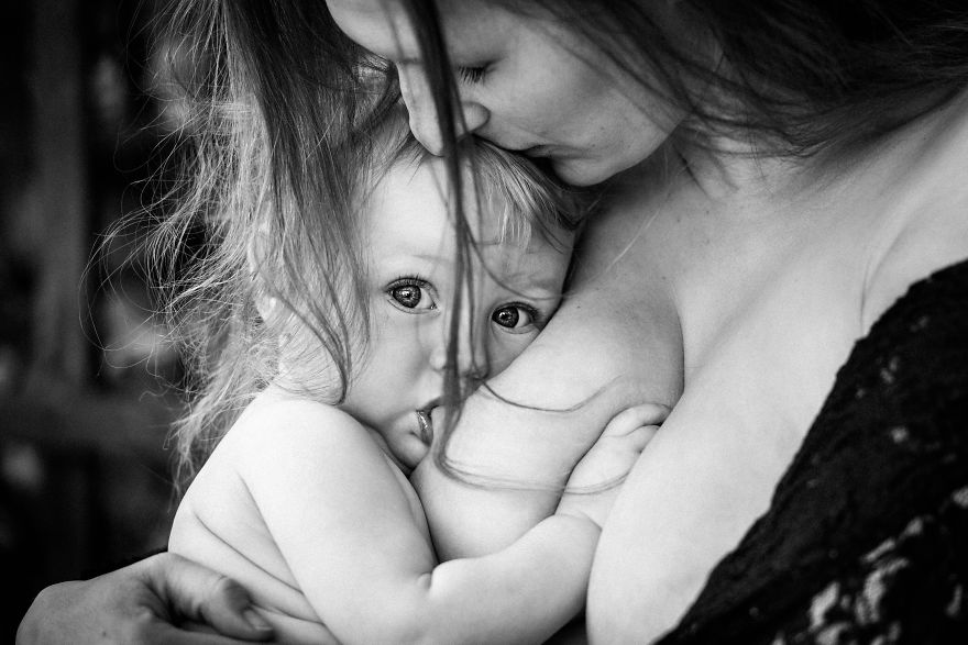 Фотография: Всемирная неделя грудного вскармливания: смотрим, как красивые мамы кормят своих малышей №2 - BigPicture.ru