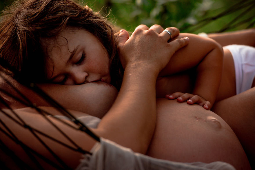 Фотография: Всемирная неделя грудного вскармливания: смотрим, как красивые мамы кормят своих малышей №4 - BigPicture.ru