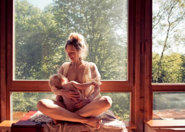 Всемирная неделя грудного вскармливания: смотрим, как красивые мамы кормят своих малышей