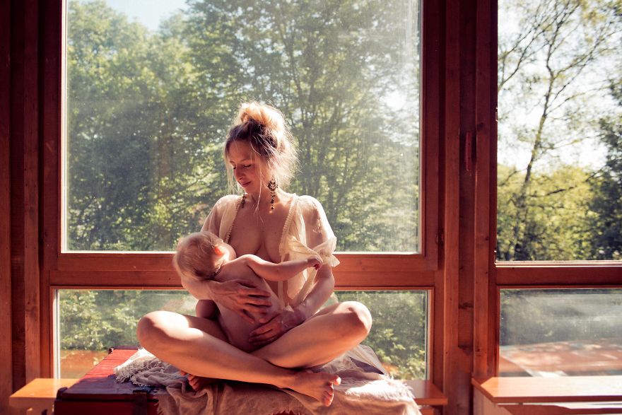 Фотография: Всемирная неделя грудного вскармливания: смотрим, как красивые мамы кормят своих малышей №5 - BigPicture.ru