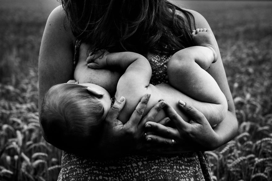Фотография: Всемирная неделя грудного вскармливания: смотрим, как красивые мамы кормят своих малышей №12 - BigPicture.ru