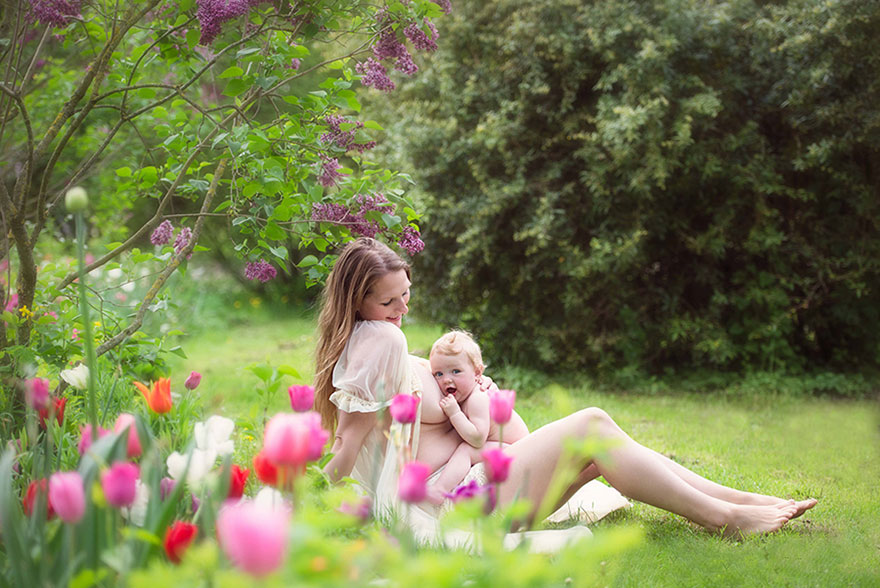 Фотография: Всемирная неделя грудного вскармливания: смотрим, как красивые мамы кормят своих малышей №16 - BigPicture.ru