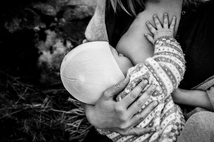 Фотография: Всемирная неделя грудного вскармливания: смотрим, как красивые мамы кормят своих малышей №18 - BigPicture.ru