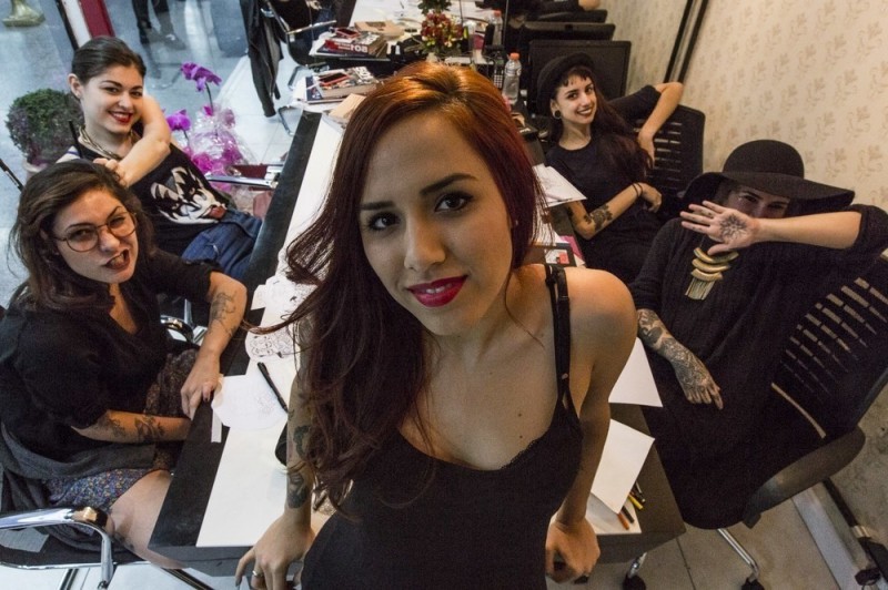 Фотография: Как работают красавицы девушки из уникального бразильского тату-салона №1 - BigPicture.ru