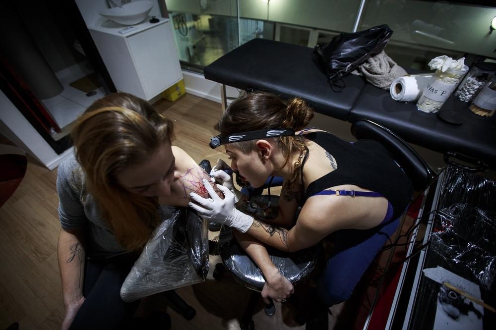 Фотография: Как работают красавицы девушки из уникального бразильского тату-салона №8 - BigPicture.ru