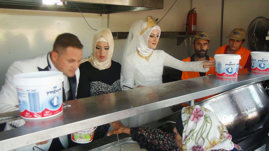 Фотография: Турецкие жених и невеста вместо свадьбы накормили 4000 беженцев №2 - BigPicture.ru