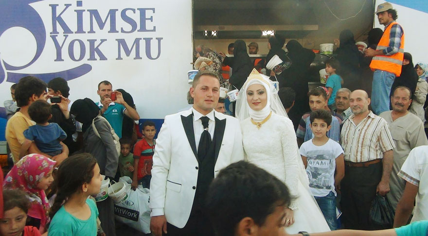 Фотография: Турецкие жених и невеста вместо свадьбы накормили 4000 беженцев №3 - BigPicture.ru