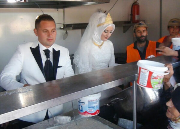 Турецкие жених и невеста вместо свадьбы накормили 4000 беженцев