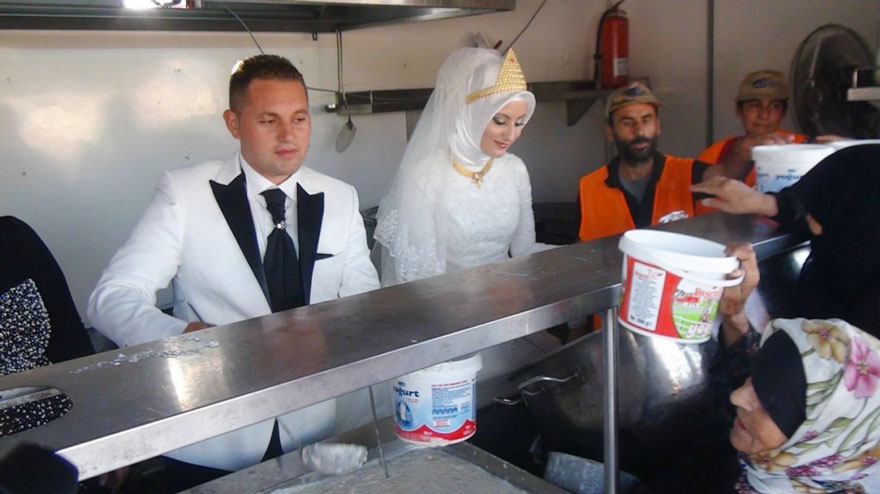 Фотография: Турецкие жених и невеста вместо свадьбы накормили 4000 беженцев №5 - BigPicture.ru