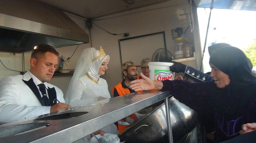 Фотография: Турецкие жених и невеста вместо свадьбы накормили 4000 беженцев №6 - BigPicture.ru